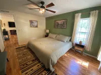 North Florida Cabin near Springs / Trails / Campground / Fire Pit Hôtels à : Comte de Dixie