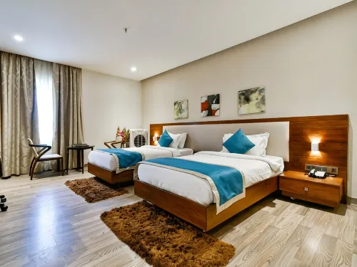 M Crown Hotel - 4-Star