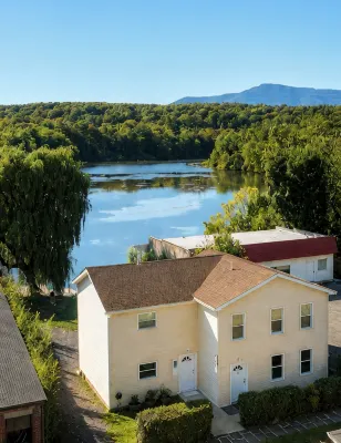 Luxury Private Waterfront Home-Paddle Boards-Kayaks-Hot Tub-Sauna-Mountain Views