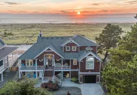 CORAL SUNSETS & SHIMMERING DEEP BLUE OCEAN VIEWS..  LASTING MEMORIES MADE HERE!!