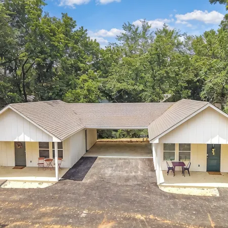 Wildwood Cottage/3 blocks from downtown Nac/King Bed/WiFi/Covered Parking