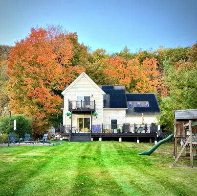 Lakefront Oasis 50mi from NYC. Direct Lake Access. Private Dock, Kayaks, Hot Tub