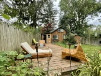 Cozy cabin with deck and fireplace steps from White Pond Lake. Dog friendly. Hotels in Kent