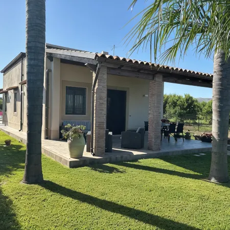 Detached villa with swimming pool a stone's throw from the sea between Avola and lido di Noto.