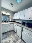 Cozy Queen, Private Bathroom and Entryway