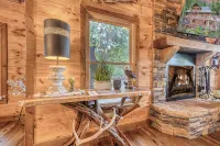VIEWS! Game Room + Hot Tub + Outdoor Fireplace + 3 Decks - Tiny houses