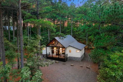 New Sexy Red Room - Outdoor Movie - Spa - Sauna - 4-Star