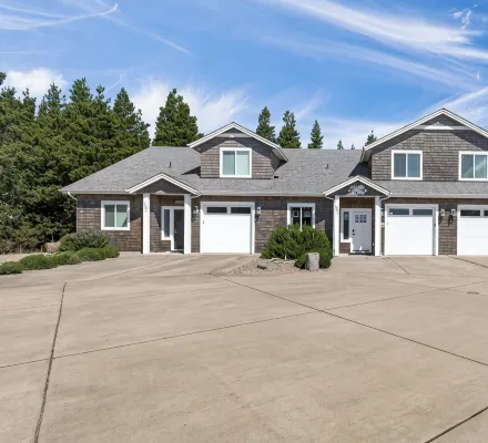 Short walk to BEACH - 3 bedrooms w/TVs- SLEEPS 6 - Dogs OK!