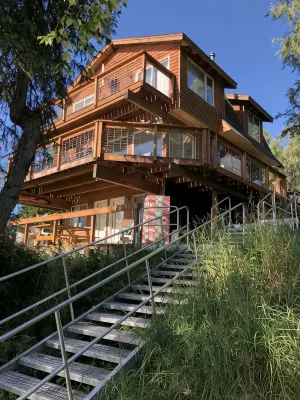 Kenai Riverfront Chalet Centrally Located on the Kenai Peninsula