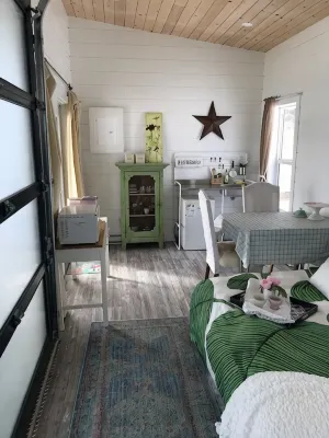 Tiny lakefront cabin at Loon Straits on Lake Winnipeg. Perfect for couples! Hotels in 