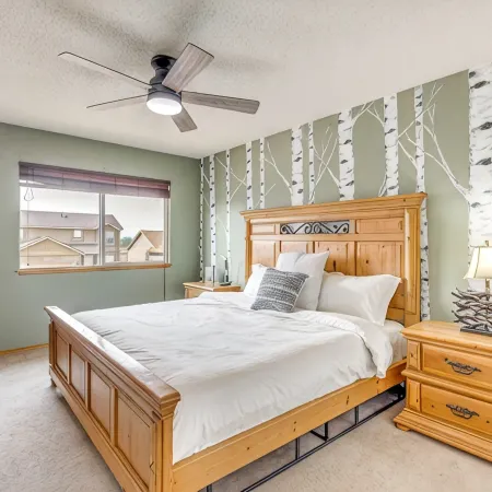 Music Themed 3-bedroom house with WiFi, AC and easy access to FT Carson Hotels in Fountain