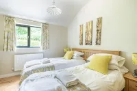 Hillside Lodge - sleeps 4/10  with wood burner and private hot tub - 3 Yıldız