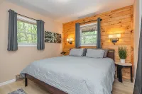 Chalet Lake Harmony Hot Tub Fireplace Pool Table Private Beach Walkable to Lake - Hytter