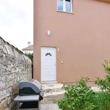 Apartment NOA1 Poreč-Tar with swimming pool, balcony, games room, Wi-Fi, barbeque Отели в г. Тар