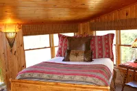 Mountain Getaway For Couples! 17 miles to Asheville, Pet Friendly, Hot Tub