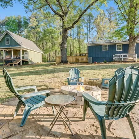 Rainyville - Emerald: Charming cottage with loft in Walhalla, South Carolina Отели в г. Окони Каунти
