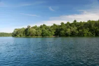 Wake up to the sound of gentle waves and breakfast overlooking the lake. - 방갈로