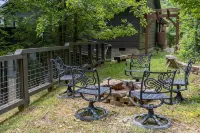 Luxury 5 BR Cabin with Hot Tub and Views!