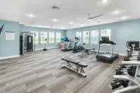 Chic 2BR/2BA Condo: Pool & More! - Fitnessstudio