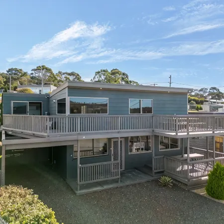 Escape to Coastal Tranquility - 400m from Primrose Sands Beach
