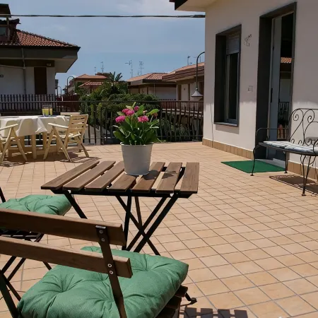 Marigrè: A Beautiful Beach House with a Solarium, Wooden Walkway, Sun Deck, and Garden.