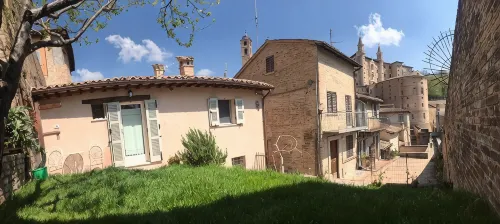 Independent Historic Residence Situated on a charming Renaissance Square - 3-Star