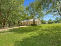Cottage Near Lake Austin - Country Houses