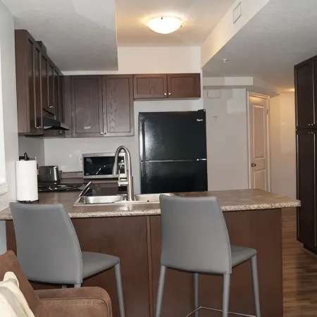 Cheerful 2 Bdrm house, free Netflix, free parking for 2 cars