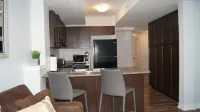 Cheerful 2 Bdrm house, free Netflix, free parking for 2 cars