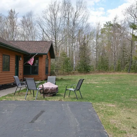 Northwoods 3 bed/2 bath Cabin Retreat with NEW HOT TUB & 2 Canoes!