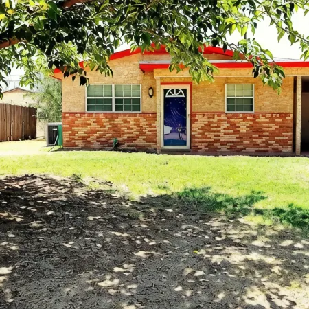 Let D's Cozy Cottage Provide a Comfortable Stay!