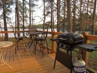 Nice cottage located on Lake Sinclair.   Lots of room with great views - 3성급