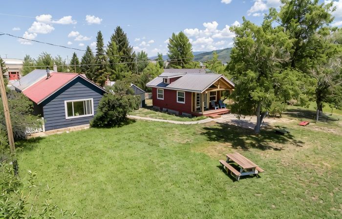Downtown Cozy Red Cabin