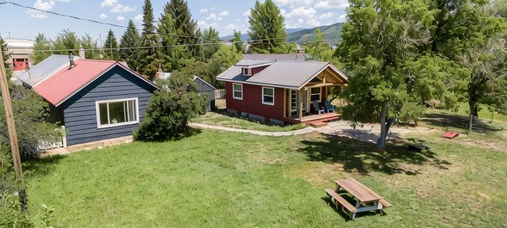Downtown Cozy Red Cabin Hotels in Victor