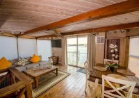 Aqua Lodge Houseboat "Captain's Quarters"