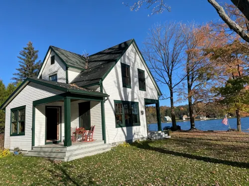 Sunny & Cozy Lake House - 3-Star