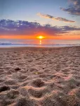 3-bedroom 2 bath cottage-Walk to beach or golfCourse.Hot Tub and outside shower