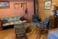 Bunkhouse on Working Ranch/Bird Sanctuary.  Cozy, cabin w. bathroom and kitchen - 홈스테이