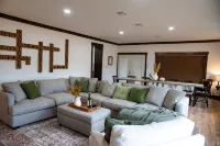 New! The Sanctuary House w/mountain view sleeps 14 - Boutique