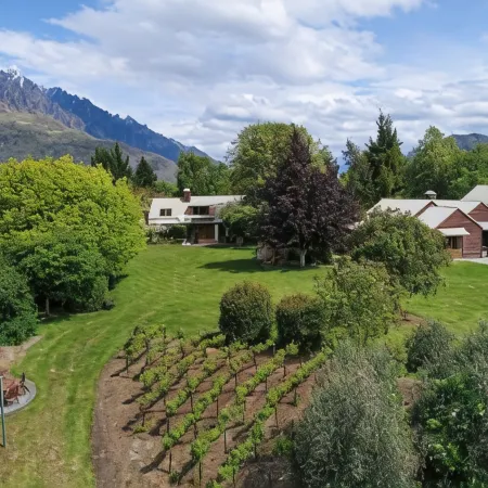 Manata Homestead & Lodge Отели рядом с достопримечательностью «Пивоварня Altitude Brewing»