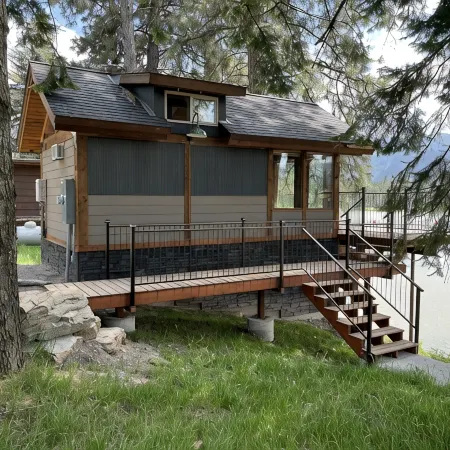 Waterfront Cabin in the center of Thompson Falls!!