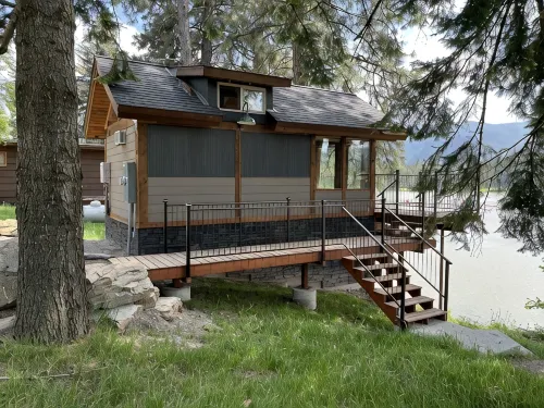 Waterfront Cabin in the center of Thompson Falls!!