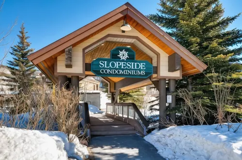 Cozy Ski in/Ski out studio steps from the lift!