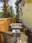 Sunny Treetop Tiny Home! Beautiful Pikes Peak View!