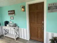 Bohemian Bike 2-BR Cottage in Downtown Inverness - Homestays