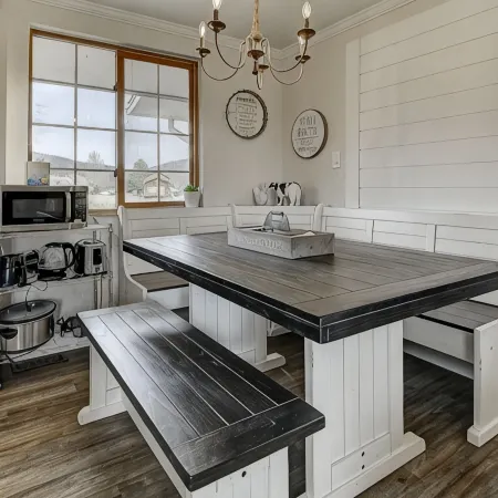 Farmhouse Cabin w/Game room in a Historic Gold Mine Town w/Mountain Views