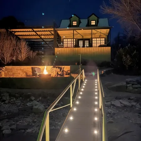 Relaxing lake house on Lake Bridgeport with private boat dock