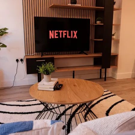 Stylish, Luxury Southampton Apt - Sleeps 4.