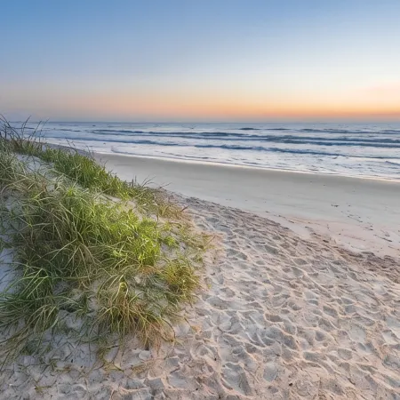 C6, Romantic apartment in city center, Flagler location, near beaches, parking!