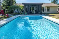 Charming Florida bungalow with pool and fenced-in yard. - สระว่ายน้ำส่วนตัว